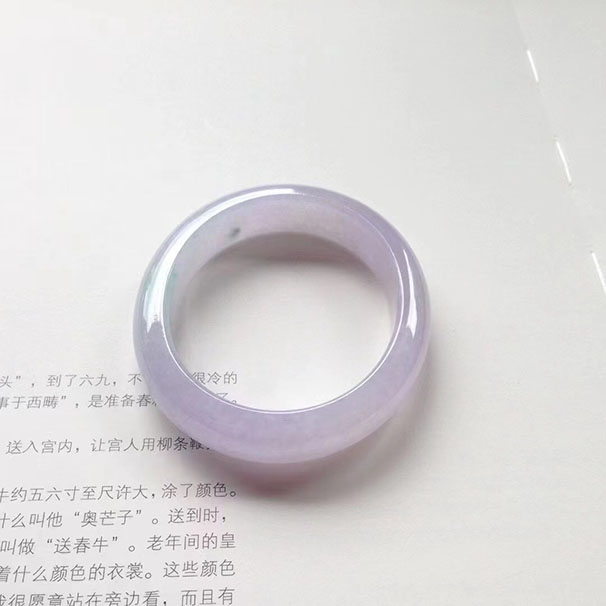 貴妃春彩鐲 貴妃尺寸:53.3/12.8/7.6mm 短內(nèi)徑47mm。正圈51.3可戴 這條蠻好看的，滿圈粉紫色，溫柔，冰潤，綠彩點綴得倍感清新，手白的戴起來更仙。