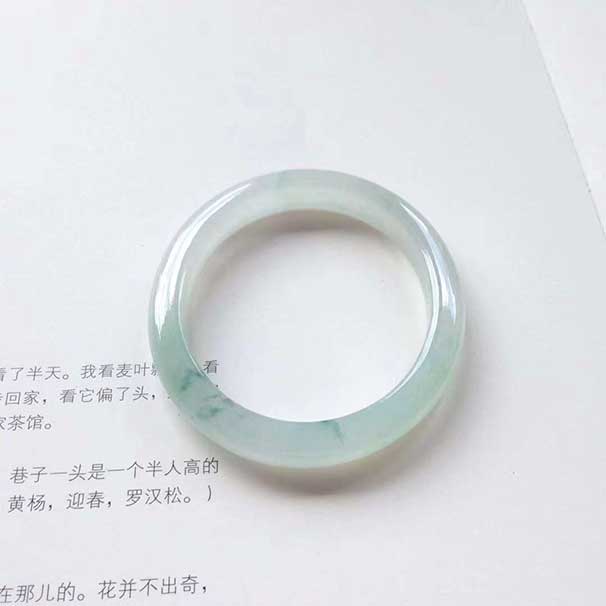 翡翠貴妃種水飄花鐲 貴妃尺寸:53.8/8.5/7mm 短內(nèi)徑47.5mm。正圈51.8可戴 清爽鐲，潤感不錯，小手寸，適合比較瘦小的妹紙~ ：小萬  喜詢